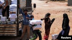 Distribusi bantuan kemanusiaan di Idlib yang dikuasai oposisi, Suriah, 9 Juni 2021.
