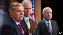 សមាជិក​ព្រឹទ្ធសភា​៣​រូប ដែល​រួម​មាន​លោក​ John McCain នៅ​ខាង​ស្តាំ បាន​ថ្លែង​ទៅ​កាន់​អ្នក​សារព័ត៌មាន​ក្រោយ​ពេល​មាន​ការ​ប្រជុំ​នៅ​វិមាន Capitol កាល​ពី​ថ្ងៃទី​២៧ ខែ​កក្កដា អំពី​ច្បាប់ Obamacare។