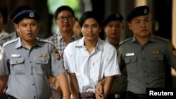 លោក Kyaw Soe Oo និង​លោក Wa Lone ត្រូវ​បាន​ប៉ូលិស​នាំ​ខ្លាំង​ទៅ​ក្នុង​សវនការ​ក្នុង​ក្រុង​រ៉ង់ហ្គូន ប្រទេស​មីយ៉ាន់ម៉ា កាលពី​ថ្ងៃទី២០ ខែសីហា ឆ្នាំ២០១៨។