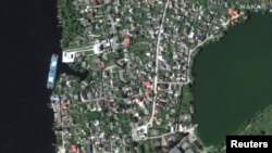 Citra satelit menunjukkan pemandangan sebelum rumah-rumah terendam banjir di sepanjang Sungai Dnipro di tenggara Kherson, Ukraina, pada 6 Juni 2023. (Foto: Maxar Technologies via REUTERS)
