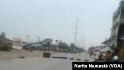 Barricades à Abidjan, au carrefour Faya, lors de la mutinerie des militaires, le 15 mai 2017. (VOA/Narita Namasté)