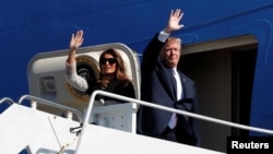 美国总统川普和第一夫人梅拉尼亚乘坐的空军一号抵达东京郊外的美军横田空军基地。（2017年11月5日）