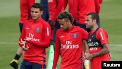 Neymar au milieu de ses coéquipiers Dani Alves et Thiago Silva lors d’une séance d’entraînement à Saint-Germain-en-Laye, près de Paris, France, 11 août 2017.