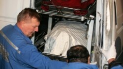 ანნა პოლიტკოვსკაიას ცხედარი შემთხვევის ადგილიდან გადააქვთ. მოსკოვი, 2006 წელი.