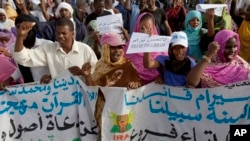 Des milliers de personnes ont manifesté samedi à Nouakchott en Mauritanie, le 26 mai 2012.