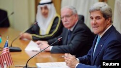 Menlu AS John Kerry (kanan) duduk bersama Menlu Palestina Riyad al-Maliki (dua dari kanan) dalam pertemuan dengan Liga Arab di gedung Kementrian Luar Negeri Yordania di Amman (17/7).