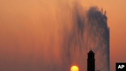 Matahari terbenam di belakang masjid dan air mancur Jeddah yang terkenal, di Jeddah, Arab Saudi, 29 Agu