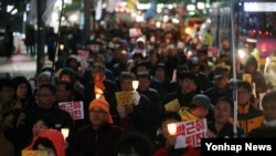 31일 오후 서울 청계광장 인근에 모인 박근혜 대통령 하야 촉구 촛불집회 참가자들이 행진하고 있다.
