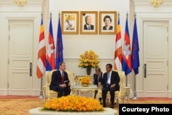Then-U.S. Ambassador William A. Heidt (left) meets with Cambodian Prime Minister Hun Sen to discuss relations between the two countries, Phnom Penh, November 20, 2018. (Courtesy of U.S. Embassy Phnom Penh, Cambodia)