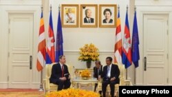 ឯកអគ្គរដ្ឋទូតអាមេរិកប្រចាំកម្ពុជាលោក William A. Heidt និងលោកនាយករដ្ឋមន្ត្រី ហ៊ុន សែន បានជួបពិភាក្សាគ្នាដើម្បីជំរុញទំនាក់ទំនងល្អរវាងសហរដ្ឋអាមេរិកនិងកម្ពុជា មុននឹងលោកឯកអគ្គរដ្ឋទូត បញ្ចប់បេសកកម្មនៅកម្ពុជា ភ្នំពេញ ថ្ងៃទី២០ ខែវិច្ឆិកា ឆ្នាំ២០១៨។ (រូបថតដោយ U.S. Embassy Phnom Penh)