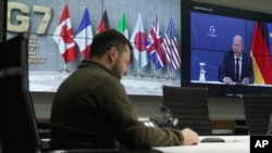 乌克兰总统泽连斯基（左）和德国总理朔尔茨（右）于2022年10月11日出席七国集团和乌克兰领导人的视频会议。