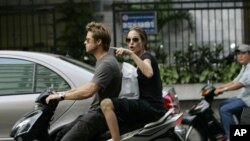 Lần đầu, hai vợ chồng nhà Pitt có kỳ nghỉ ở Việt Nam là vào năm 2006