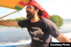 រូបឯកសារ៖​ លោក​ Alex Gonzalez Davidson ​សហស្ថាបនិក​អង្គការ​មាតា​ធម្មជាតិ​ (រូប​ថត​ផ្តល់​ឲ្យ​ដោយ​អង្គការ​មាតា​ធម្មជាតិ)