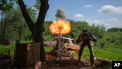 Український військовий стріляє з міномета по російських позиціях на передовій поблизу Бахмута, Донецька область, Україна, 29 травня 2023 р. (AP Photo/Efrem Lukatsky)