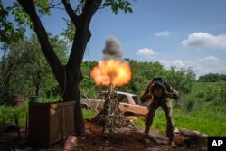 Seorang tentara Ukraina menembakkan mortir ke posisi Rusia di garis depan dekat Bakhmut, wilayah Donetsk, Ukraina, Senin, 29 Mei 2023. (Foto: AP)