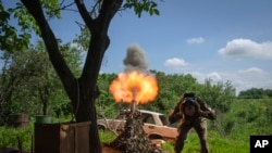 Ukrajinski vojnik puca iz minobacača na ruske položaje na liniji fronta u blizini Bakhmuta, oblast Donjecka, Ukrajina, ponedeljak, 29. maja 2023. (AP Photo/Efrem Lukatsky)