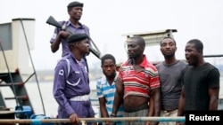 지난 8월 나이지리아 해군에 체포된 해적들. (자료사진)