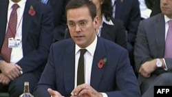 Ông James Murdoch điều trần, hôm 10/11/11, trước ủy ban các nhà lập pháp Anh điều tra về vụ xâm nhập điện thoại