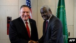 Le président de la Commission de l'Union africaine Moussa Faki Mahamat avec Mike Pompeo, le chef de la diplomatie américaine, Addis Abeba, Ethiopie, 18 février 2020. (Photo by ANDREW CABALLERO-REYNOLDS / POOL / AFP)