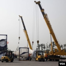 Ekspor merupakan penggerak utama ekonomi Tiongkok, namun inflasi menjadi ancaman pertumbuhan ekonomi yang pesat ini.