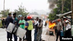 Warga menutup jalan untuk memprotes pembunuhan dua warga lokal di Beni di provinsi Kivu utara, Republik Demokratik Kongo, 22 Oktober 2014. (Foto: dok.) 
