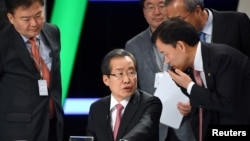 បេក្ខជន​ប្រធានាធិបតិ​កូរ៉េ​ខាងត្បូង​ Hong Joon-Pyo នៃ​គណបក្ស​សេរី​ភាព​កូរ៉េ​ត្រៀម​ខ្លួន​មុន​នឹង​ចូល​ធ្វើការ​តស៊ូ​មតិ​ក្នុង​រដ្ឋ​ធានី​សេអ៊ូល​ប្រទេស​កូរ៉េ​ខាងត្បូង​កាលពី​ថ្ងៃទី​២៨ មេសា ២០១៨។