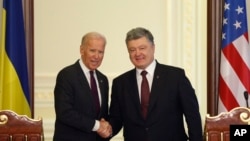 អនុប្រធានាធិបតី​អាមេរិក Joe Biden (ឆ្វេង) និង​លោក​ Petro Poroshenko ប្រធានាធិបតី​អ៊ុយក្រែន​​នៅ​ក្នុង​សន្និសីទ​សារព័ត៌មាន​នៅ​ទីក្រុង​ Kiev ប្រទេស​អ៊ុយក្រែន​ កាល​ពី​ថ្ងៃ​ចន្ទ។