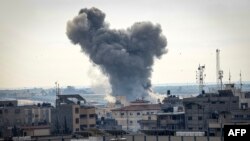이스라엘군이 폭격한 가자지구 남부에서 14일 연기가 솟아오르고 있다.