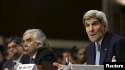 Menlu AS John Kerry (kanan) memberikan keterangan mengenai perjanjian nuklir Iran di depan komite Senat AS (foto: dok).