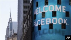 Tulisan 'Selamat Datang Facebook' pada layar monitor NASDAQ di Times Square, New York pada saat penawaran saham perdana kepada publik (foto: dok). 