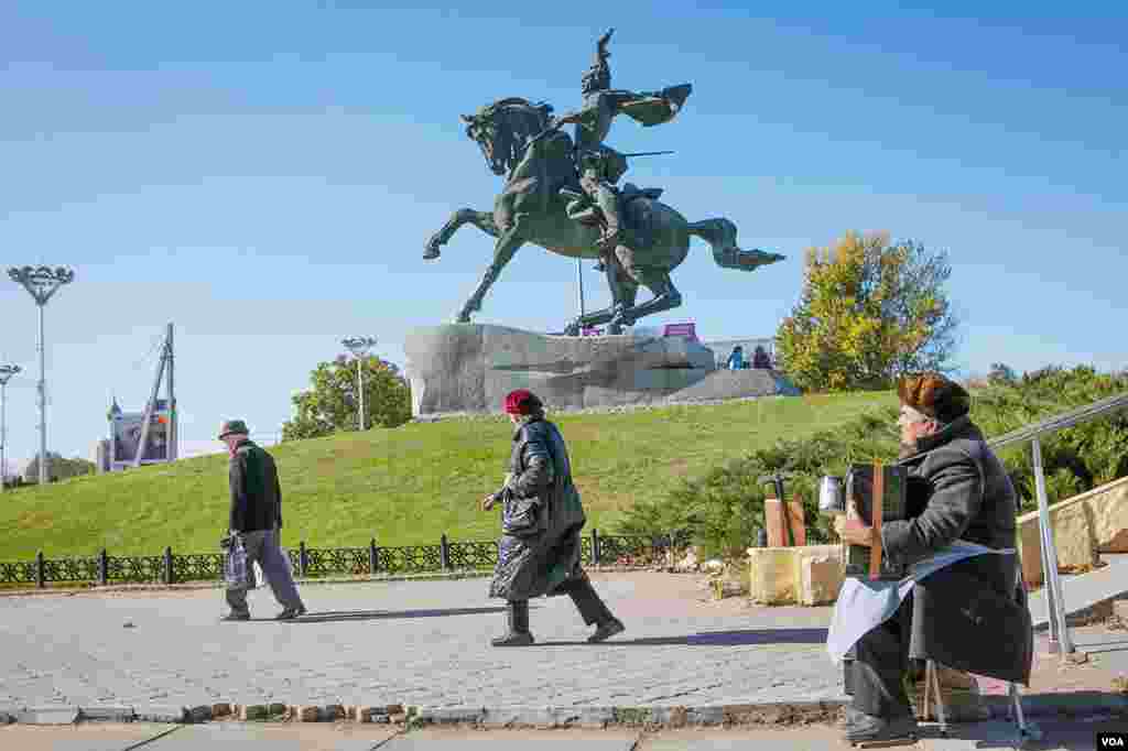 A blind man plays Soviet songs on his accordion. (Vera Undritz for VOA)