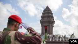 នាយទាហានកម្ពុជាម្នាក់គោរពនៅមុខវិមានឯករាជ្យក្នុងឧកាសប្រារព្ធខួបលើកទី៦៣ឆ្នាំនៃទិវាបុណ្យឯករាជ្យជាតិ នៅថ្ងៃពុធ ទី៩ ខែវិច្ឆិកា ឆ្នាំ២០១៦ នារាជធានីភ្នំពេញ។ 