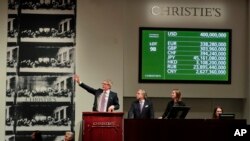 Juru lelang Christie, Jussi Pylkannen, kiri, menantikan penawaran terakhir yang masuk untuk lukisan Leonardo da Vinci "Salvator Mundi" di Rumah Lelang Christie's di New York, 15 November 2017.