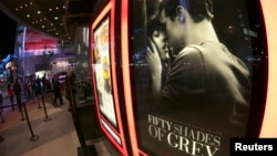 Poster film "Fifty Shades of Grey" dipasang di bioskop Regal Theater di Los Angeles, California, AS (foto: dok).