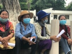 កូន​ស្រី និងប្រពន្ធ​របស់​អតីត​មន្ត្រីគណបក្ស​ប្រឆាំង​អង្គុយ​មិន​ត្រូវបាន​កងសន្តិសុខអនុញ្ញាតឲ្យ​ប្រមូល​ផ្តុំ​ ​នៅ​គៀក​នឹង​ស្ថានទូត​សហភាព​អឺរ៉ុប​ ក្នុង​ទីក្រុង​ភ្នំពេញ​ នាថ្ងៃទី៣​ ខែ​កក្កដា​ ឆ្នាំ​២០២០​។ (ហ៊ុល រស្មី/វីអូអេ)