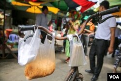 ថង់​ត្រូវ​បាន​ឃើញ​ប្រើបាស់​នៅ​ក្នុង​ផ្សារ​អូឬស្សី​នារាជធានី​ភ្នំពេញនៅ​ថ្ងៃ​ សុក្រ​ ទី​១៤ ខែ​តុលា ឆ្នាំ​២០១៦ នៅ​ផ្សារ​អូឬស្សី​នារាជធានី​ភ្នំពេញ។​(ឡេង ឡែន/VOA)