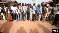 Warga Nigeria antri di sebuah TPS di kota Oyeleye, Ibadan, Nigeria (Sabtu, 9/4).