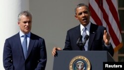 Presiden AS Barack Obama didampingi Jeffrey Zients (kiri) memberikan penjelasan di Gedung Putih (foto: dok). 