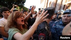 Protest pristalica opozicije u glavnom gradu Jermenije (Foto: Vahram Baghdasaryan/Photolure via REUTERS)