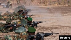 Wanajeshi wa Ghana wakipewa mafunzo ya kulenga shabaha wakati wa mpango wa kila mwaka wa kukabiliana na ugaidi unaoitwa "Operesheni Flintlock", huko Daboya, Ghana Machi 2, 2023. REUTERS
