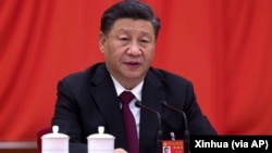 រូបឯកសារ៖ រូបថតដែលចេញផ្សាយដោយ​ទីភ្នាក់ងារ​ព័ត៌មាន Xinhua នេះ បង្ហាញ​អំពី​ប្រធានាធិបតីចិនលោក Xi Jinping ថ្លែងសុន្ទរកថា​នៅក្នុង​សម័យ​ប្រជុំ​ពេញអង្គ​លើក​ទីប្រាំមួយ​នៃ​គណៈកម្មាធិការ​មជ្ឈិមបក្ស​កុម្មុយនិស្ត​ចិន (CPC) លើក​ទី១៩ នៅ​ទីក្រុង​ប៉េកាំង កាលពី​​ថ្ងៃទី១១ ខែវិច្ឆិកា ឆ្នាំ២០២១។