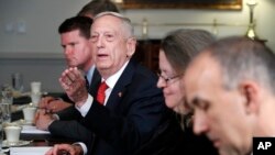 Menhan AS Jim Mattis (tengah) menjawab pertanyaan wartawan pada pertemuan dengan Menlu RI Retno Marsudi di Pentagon, Senin (26/3). 