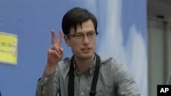 澳大利亚学生西格雷抵达北京机场后留影（2019年7月4日