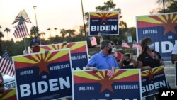 지난달 16일 애리조나주 피닉스에서 조 바이든 민주당 대통령 후보를 지지하는 공화당 지지자들의 집회가 열렸다.