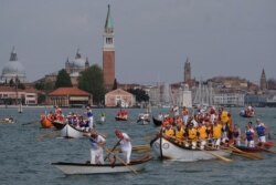 Para pendayung mulai dari Saint Mark's Basin saat ikut serta dalam lomba dayung Vogalonga (Long Row), di Venetian Lagoon di Venesia, Italia, 23 Mei 2021. (REUTERS/Manuel Silvestri)