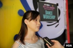 សុខ សុខា ជា​យុវតី​មួយ​រូប ក្នុង​ចំណោម​យុវជន​កម្ពុជា អាយុ​ចាប់​ពី​១៣​ទៅ​ដល់​២៣ឆ្នាំ ប្រមាណ​ជា​ជិត​៦០នាក់ ដែល​កំពុង​សិក្សា​ផ្នែក Hip Hop រយៈពេល​ពីរ​សប្តាហ៍ ជាមួយ​អ្នកសិល្បៈ​មួយ​ក្រុម​មក​ពី​សហរដ្ឋ​អាមេរិក នៅ​ក្នុង​មជ្ឈមណ្ឌល​ច្នៃប្រឌិតFactory Phnom Penh និយាយ​ជាមួយ​អ្នកសារព័ត៌មាន​កាលពី​ថ្ងៃទី ០៣ ខែមេសា ឆ្នាំ២០១៨។ (ទុំ ម្លិះ/VOA)