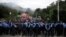 Polisi Honduras memblokir akses ke perbatasan Agua Caliente dengan Guatemala, saat migran Honduras mencoba bergabung dengan karavan migran yang menuju ke AS, di Ocotepeque, Honduras, 19 Oktober 2018. (Foto: dok).