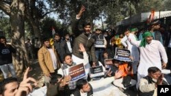 Anggota Kongres Pemuda India meneriakkan slogan anti-pemerintah dalam aksi protes di New Delhi, India, 21 Desember 2020.
