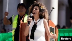 سخنرانی مسیح علی‌نژاد،‌ روزنامه‌نگار و کنشگر، در تجمع اعتراضی ایرانیان در لس آنجلس