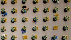 ესპანეთის სანაპიროზე ქოლგები სოციალური დისტანციის დაცვითაა დაწყობილი